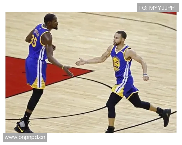 以大前锋为核心打造全能战术体系探索现代篮球中的多面手角色与发展 以大前锋为核心打造全能战术体系探索现代篮球中的多面手角色与发展